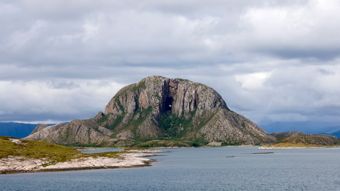 Der Berg Torghatten mit seinem charakteristischen Loch mittendurch