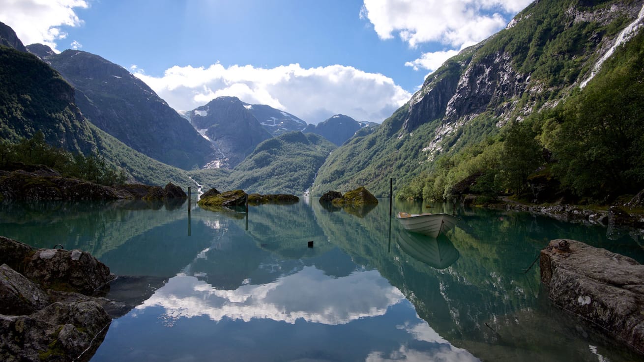 Stille vann mellom fjellene ved Hardangerfjorden