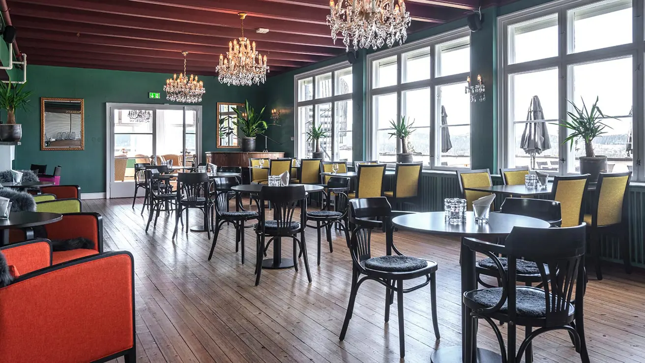 Seating areas in the lounge at Thon Hotel Skeikampen