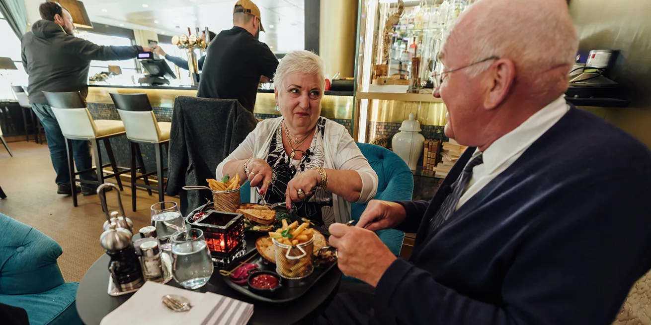 Et ektepar som spiser middag i Eufemia Bar