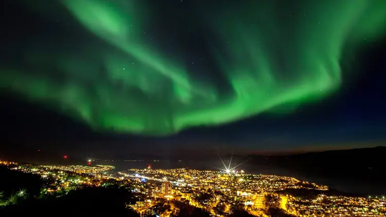 Photo: Michael Ulriksen Northern lights over Narvik that light up the dark night.