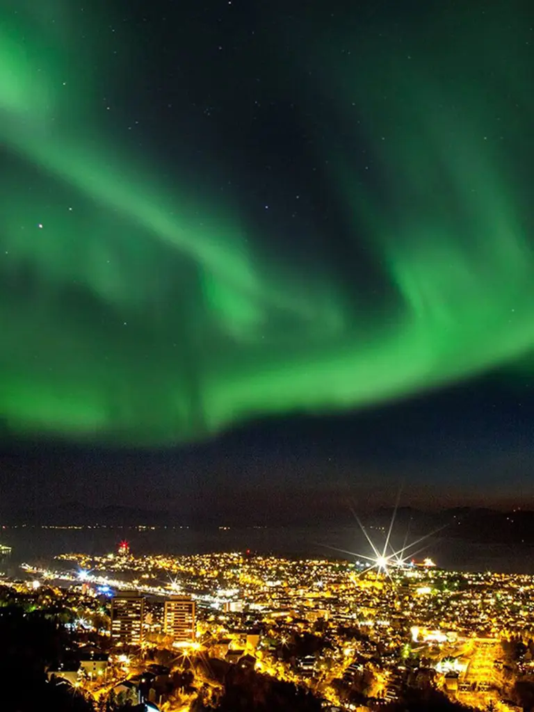 Photo: Michael Ulriksen Northern lights over Narvik that light up the dark night.