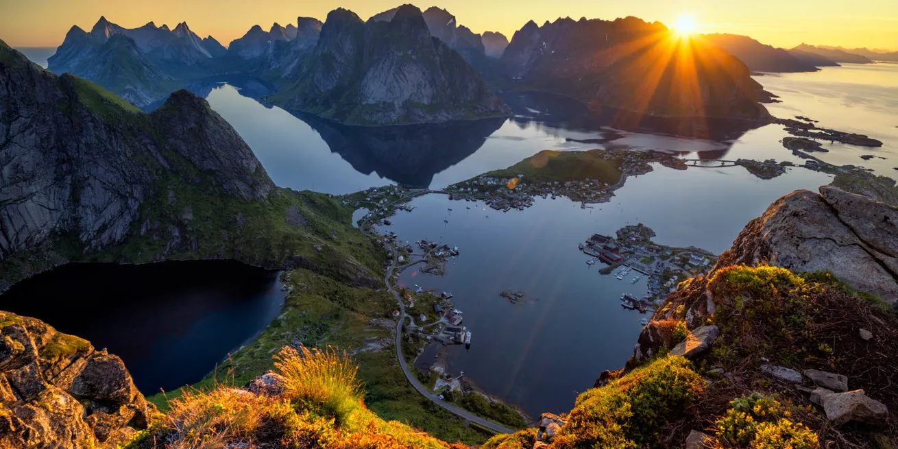 Hav och fjäll i Lofoten i solnedgång.